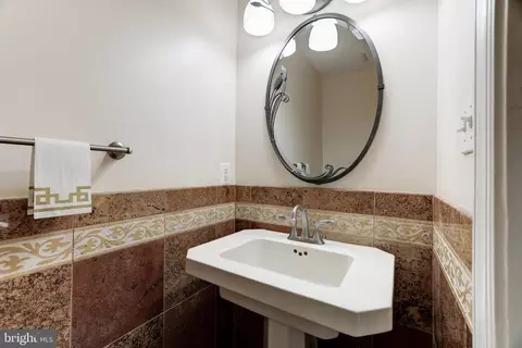 1207 Meadow Green Ln, Mclean, VA 22102 photo 8