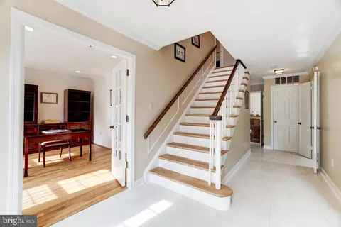 1207 Meadow Green Ln, Mclean, VA 22102 photo 4