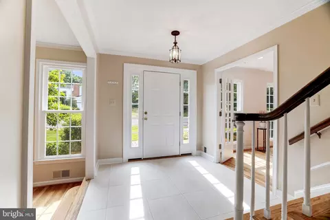 1207 Meadow Green Ln, Mclean, VA 22102 photo 5