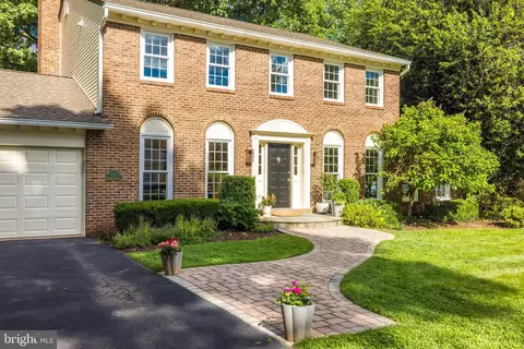1207 Meadow Green Ln, Mclean, VA 22102 photo 2
