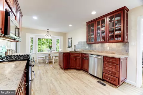 1207 Meadow Green Ln, Mclean, VA 22102 photo 9