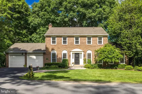 1207 Meadow Green Ln, Mclean, VA 22102