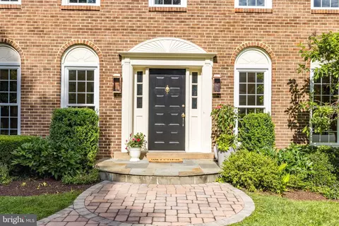 1207 Meadow Green Ln, Mclean, VA 22102 photo 3