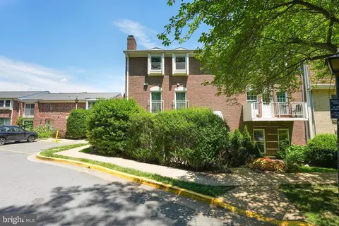 3746 Persimmon Cir, Fairfax, VA 22031
