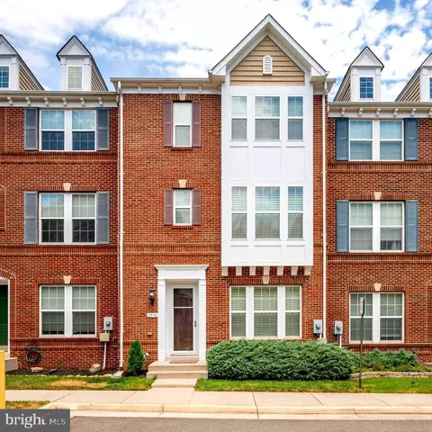 2074 Hunting Creek Ct, Alexandria, VA 22303
