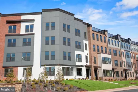 Exterior - 4680 Westfields Blvd, Chantilly, VA 20151 photo 3 of 6