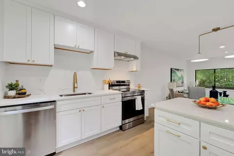 11942 Barrel Cooper Ct, Reston, VA 20191