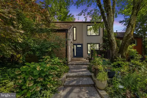 10905 Knights Bridge Ct, Reston, VA 20190