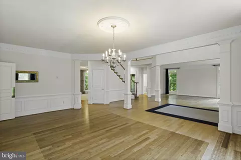 Living - 8705 Bitterroot Ct, Lorton, VA 22079 photo 2 of 9