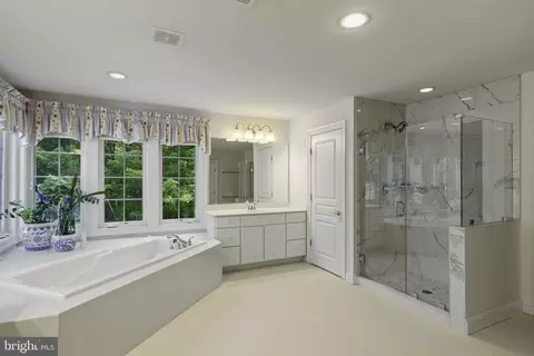 Bath - 8705 Bitterroot Ct, Lorton, VA 22079 photo 2 of 5