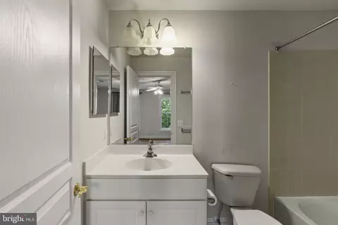 Bath - 8705 Bitterroot Ct, Lorton, VA 22079 photo 4 of 5
