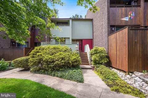 2053 Wethersfield Ct, Reston, VA 20191