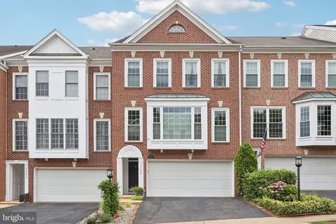 3399 Governors Crest Ct, Alexandria, VA 22310