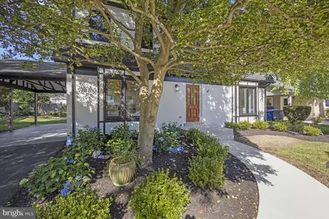 1902 Leo Ln, Alexandria, VA 22308