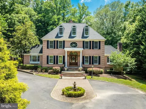 9123 Maria Ave, Great Falls, VA 22066