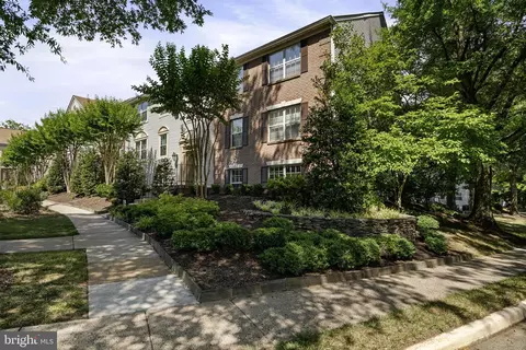 12105 Greenwood Ct #101, Fairfax, VA 22033
