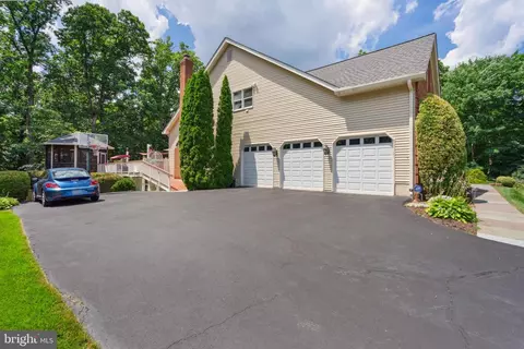 Exterior - 10936 Hunter Gate Way, Reston, VA 20194 photo 11 of 15