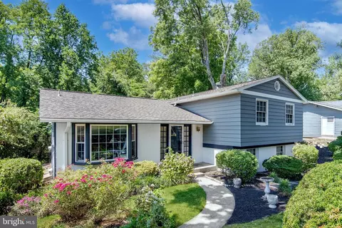 5033 King Richard Dr, Annandale, VA 22003