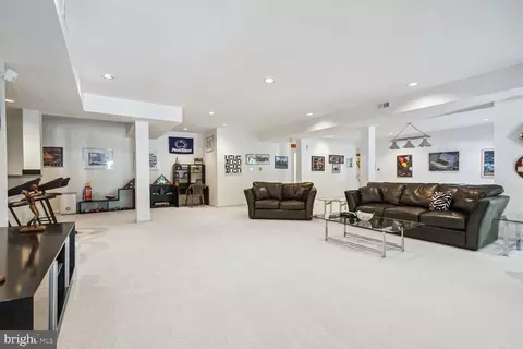 Living - 8904 Chequers Way, Mclean, VA 22102 photo 5 of 6