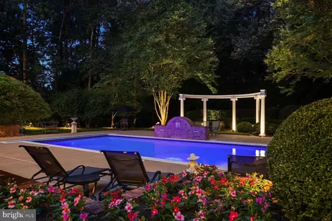 Exterior - 8904 Chequers Way, Mclean, VA 22102 photo 14 of 17