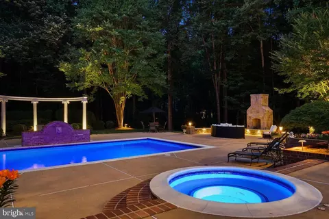 Exterior - 8904 Chequers Way, Mclean, VA 22102 photo 15 of 17
