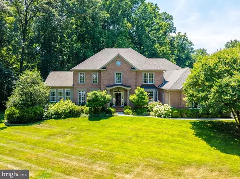 10521 Fox Crest Ct, Great Falls, VA 22066