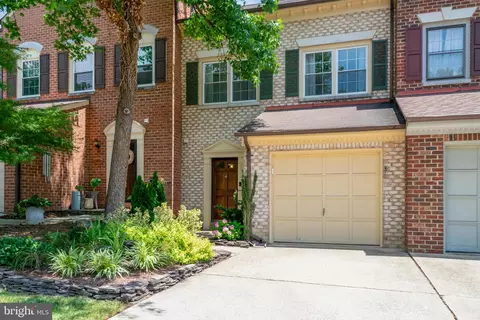 5877 Woodfield Estates Dr, Alexandria, VA 22310