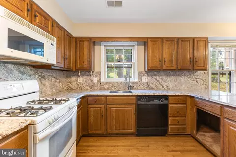 9303 Janphil Ln, Springfield, VA 22153 photo 7