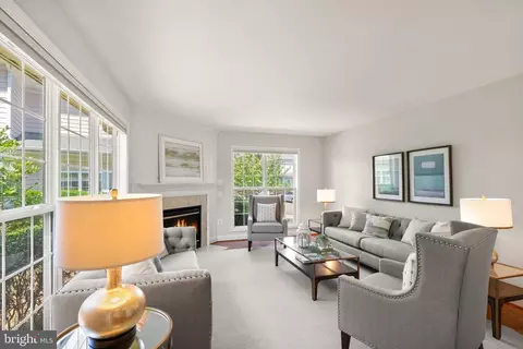 Living - 8560 Bauer Cir, Springfield, VA 22152 photo 2 of 3
