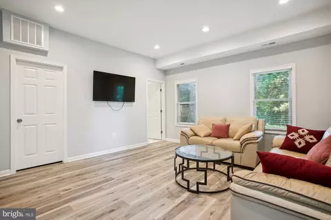 Entry Way - 5821 Atteentee Rd, Springfield, VA 22150 photo 2 of 4