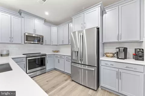 2461 Metrobus Aly, Herndon, VA 20171