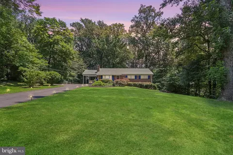 4821 Village Dr, Fairfax, VA 22030