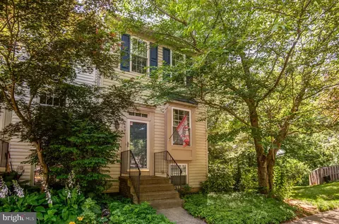 6594 Skylemar Trl, Centreville, VA 20121