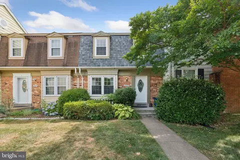 807 Sycamore Ct, Herndon, VA 20170