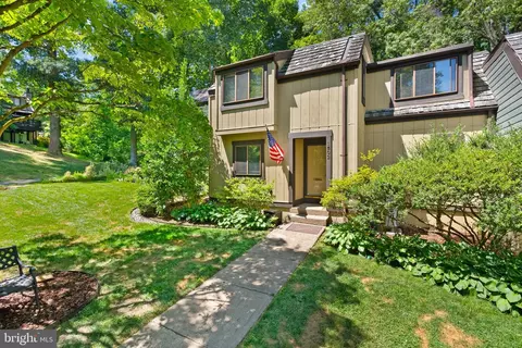 1502 Park Glen Ct, Reston, VA 20190