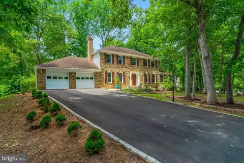 12121 Holly Knoll Cir, Great Falls, VA 22066