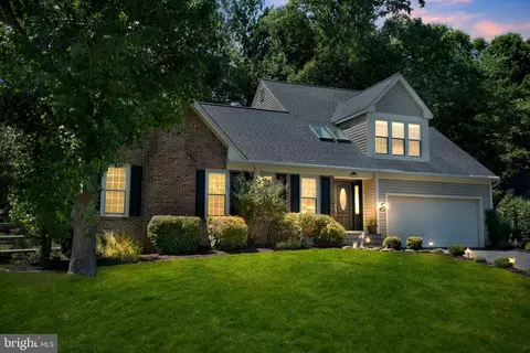 8004 Oak Hollow Ln, Fairfax Station, VA 22039