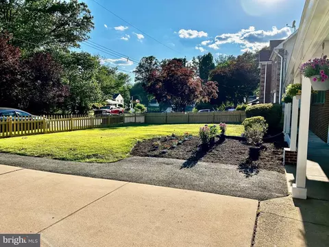 7211 Halifax Pl, Springfield, VA 22150 photo 4