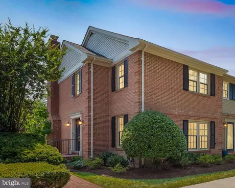 8210 Clifton Farm Ct, Alexandria, VA 22306