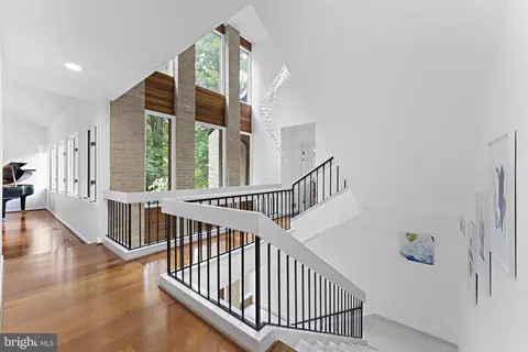 Entry Way - 1341 Kirby Rd, Mclean, VA 22101 photo 4 of 10