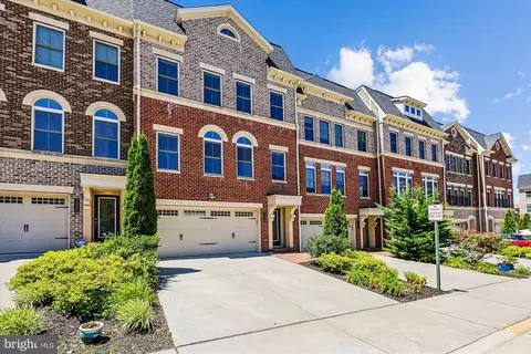 7228 Magpie Ln, Falls Church, VA 22043