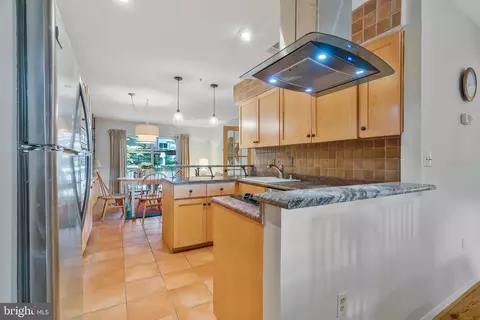 11504 Links Dr, Reston, VA 20190 photo 9