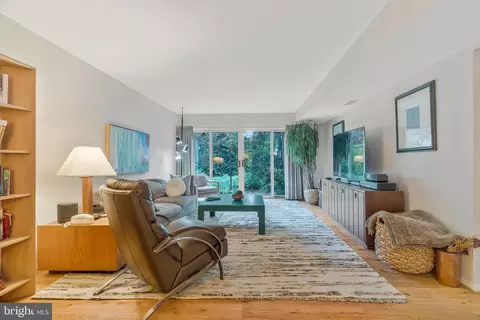 11504 Links Dr, Reston, VA 20190 photo 2