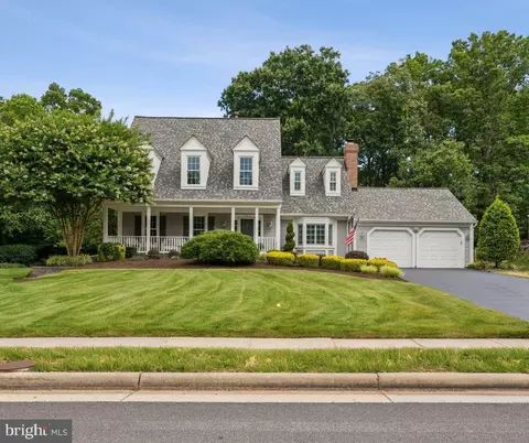 9412 Crosspointe Dr, Fairfax Station, VA 22039