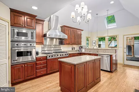 11103 Glade Dr, Reston, VA 20191 photo 3