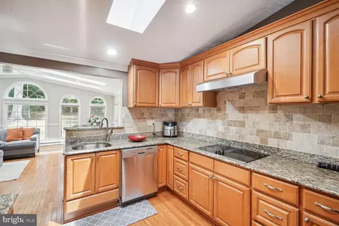 8013 Treasure Tree Ct, Springfield, VA 22153 photo 3