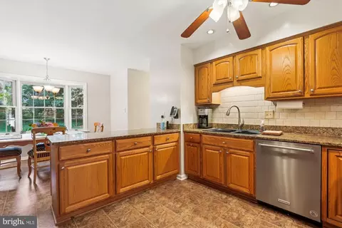 9779 Katharines Dr, Burke, VA 22015 photo 8