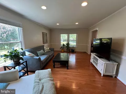 9209 Rockefeller Ln, Springfield, VA 22153 photo 4