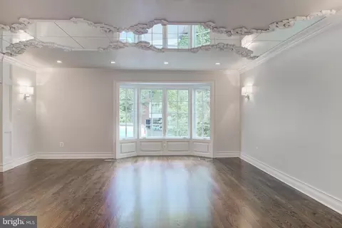 Living - 6857 Saint Albans Rd, Mclean, VA 22101 photo 3 of 12