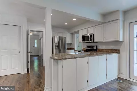 Entry Way - 6857 Saint Albans Rd, Mclean, VA 22101 photo 7 of 11